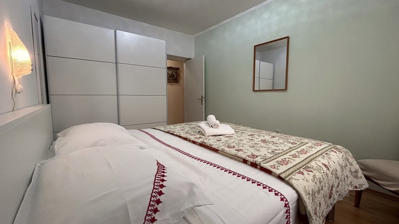 Two bedroom apartment with terrace Novigrad  A-a