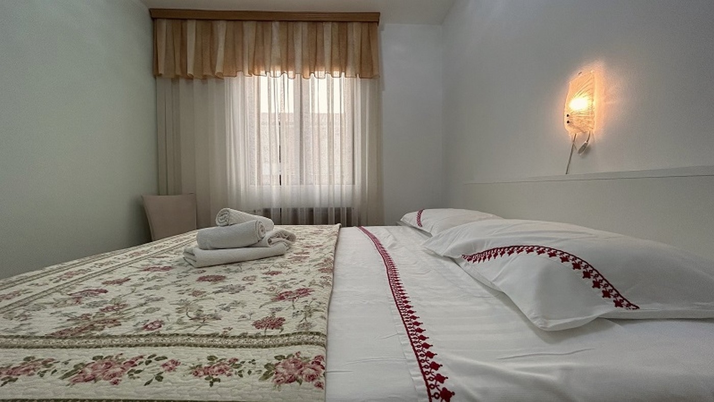 Two bedroom apartment with terrace Novigrad  A-a