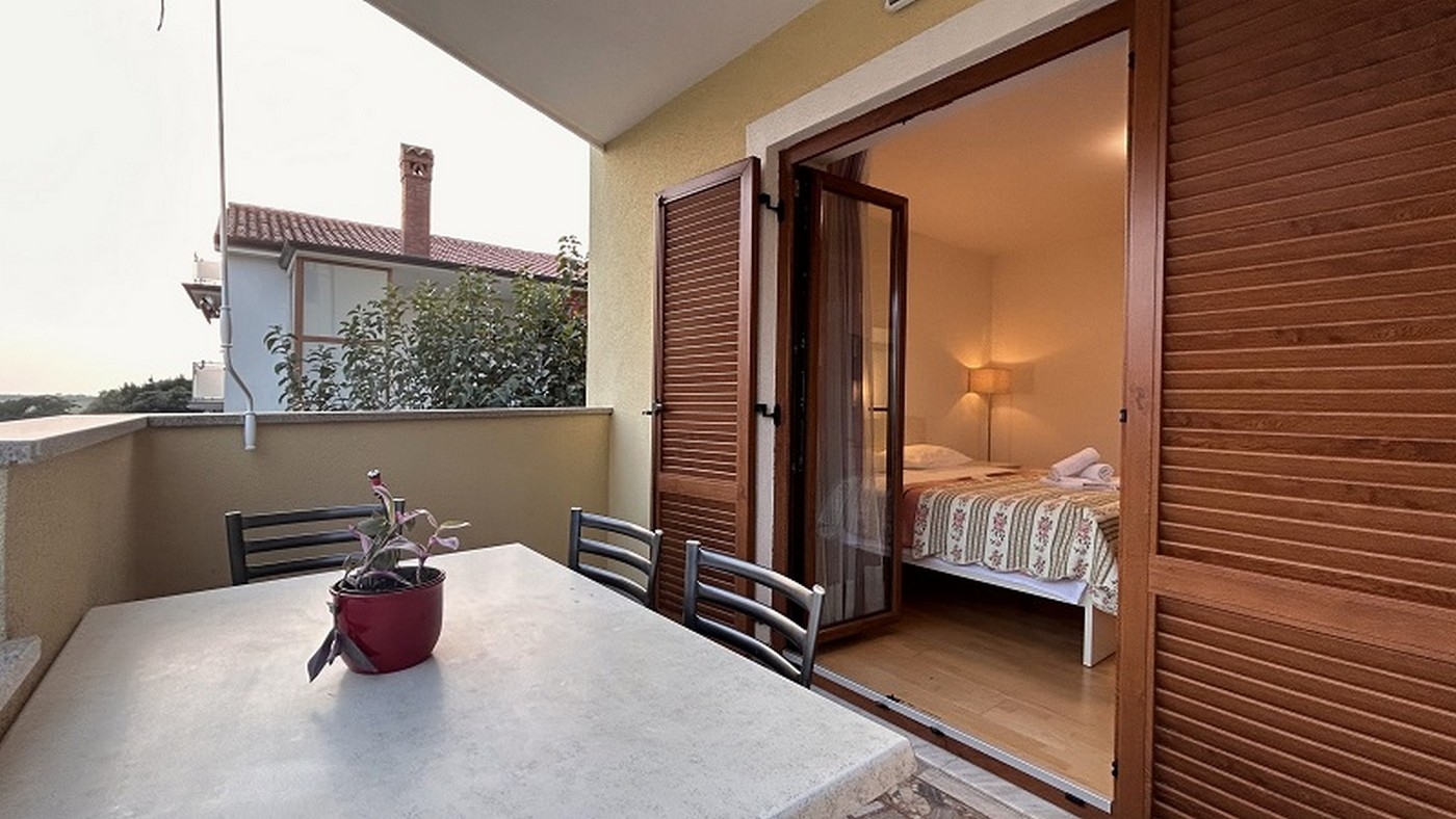 Two bedroom apartment with terrace Novigrad  A-a
