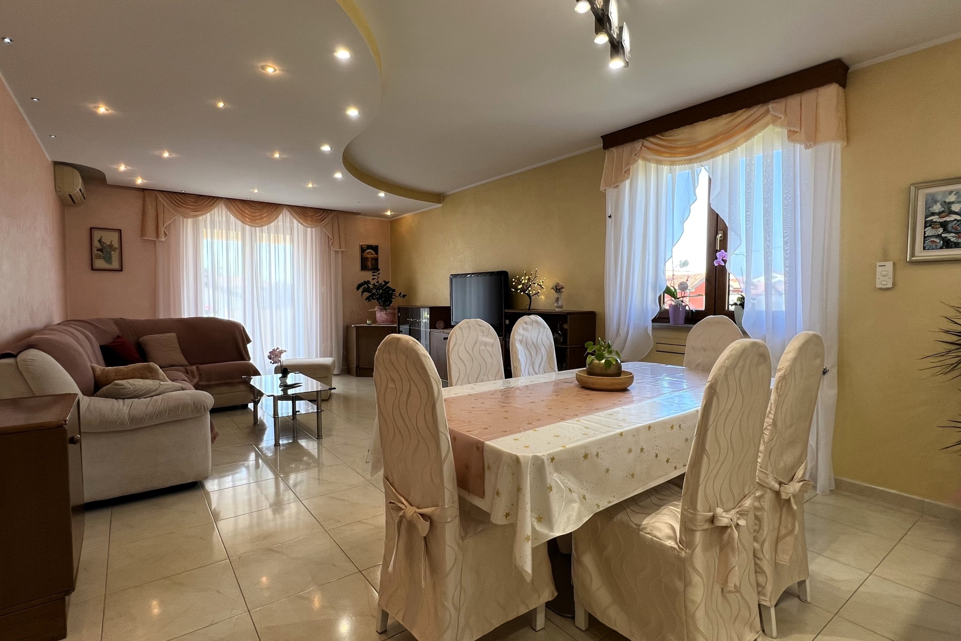 Appartement de trois chambres avec la terrasse et la vue sur le mer Novigrad (A-7108-d) Appartement de trois chambres avec la terrasse et la vue sur le mer Novigrad (A-7108-d)