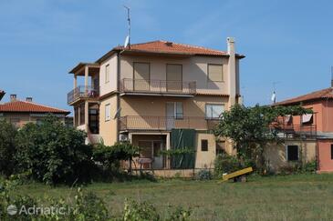 Property Umag, Umag, Property 7110 - Apartments with sandy beach.