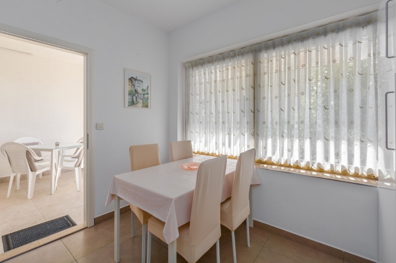 Two bedroom apartment with terrace Novigrad (A-7135-b)