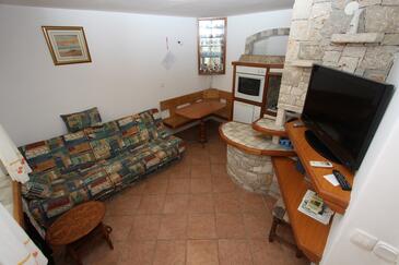 Bašanija, Comedor in the apartment, air condition available, (pet friendly) y WiFi.