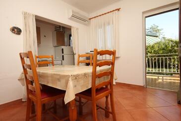 Bašanija, Dining room in the apartment, air condition available and WiFi.