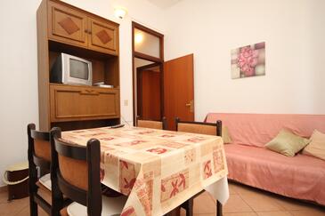 Bašanija, Dining room in the apartment, air condition available and WiFi.