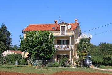 Bašanija, Umag, Propiedad 7149 - Apartamentos with pebble beach.