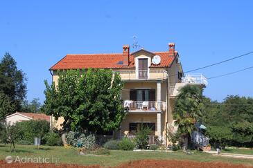 Bašanija, Umag, Hébergement 7149 - Appartement avec une plage de galets.