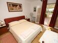 Ložnice Rovinj, Ložnice v ubytování typu room, s klimatizací, domácí mazlíčci povoleni a WiFi.
