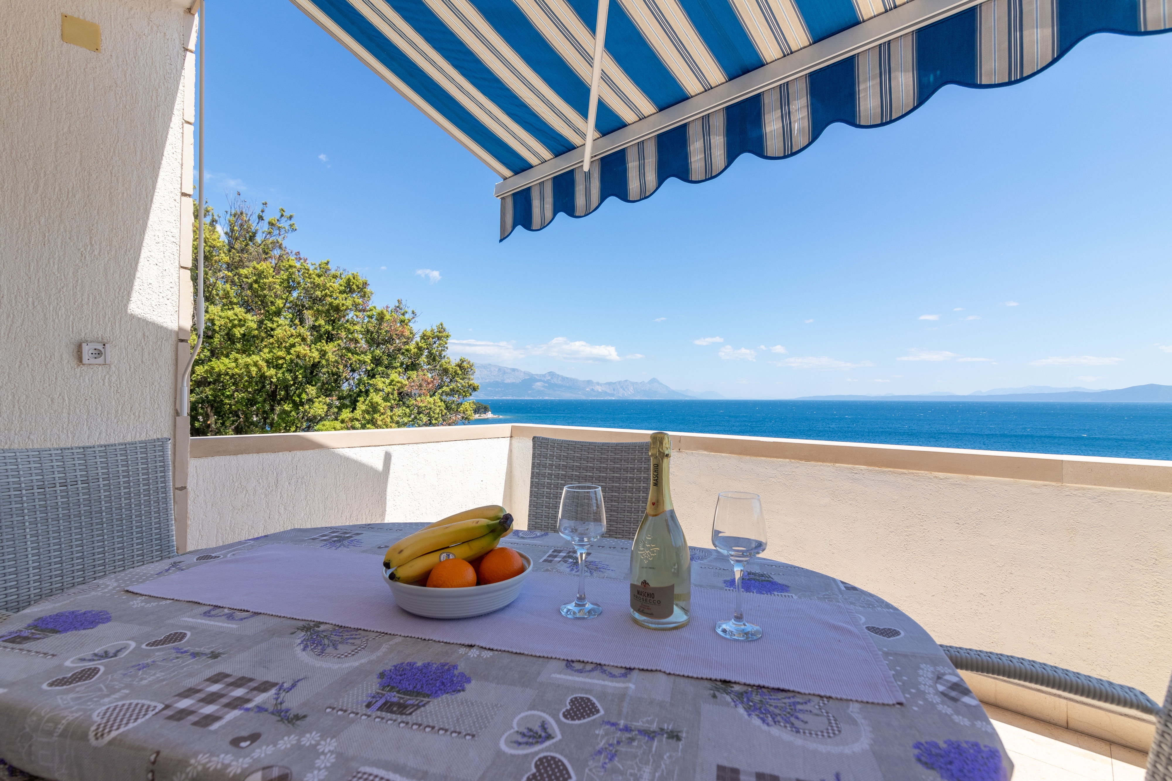 Two bedroom apartment with terrace and sea view Puntinak, Brač  A-a