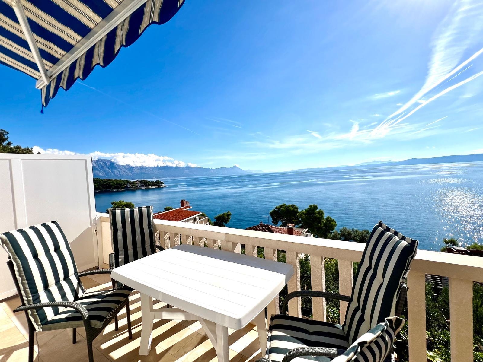 Two bedroom apartment with terrace and sea view Puntinak, Brač (A-718-b)