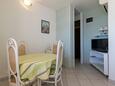 Puntinak, Comedor in the apartment, air condition available y WiFi.