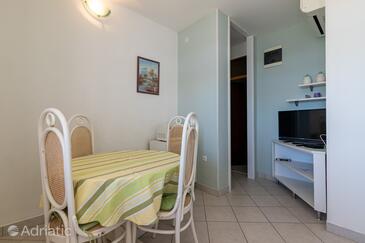 Puntinak, Comedor in the apartment, air condition available y WiFi.