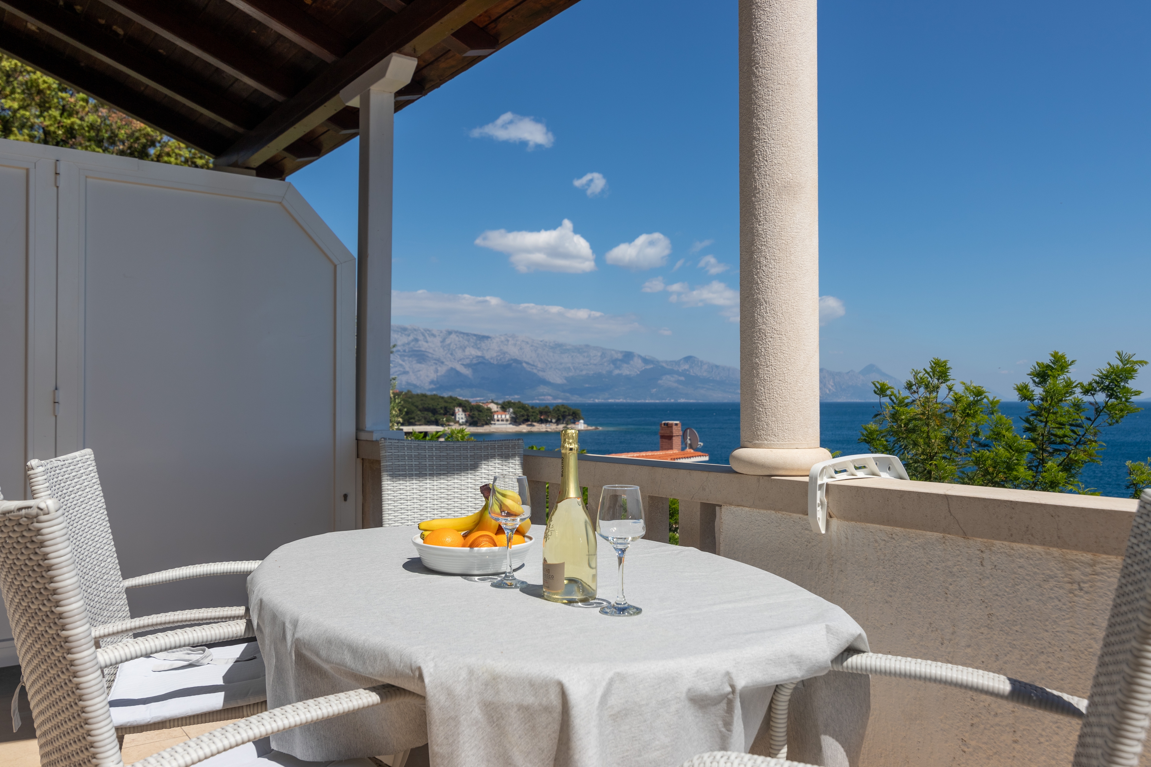 Two bedroom apartment with terrace and sea view Puntinak, Brač  A-d