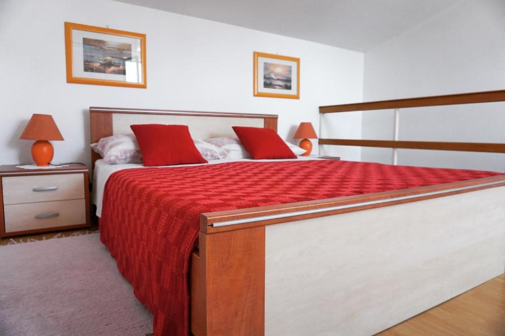 Two bedroom apartment with terrace Valbandon, Fažana  A-a