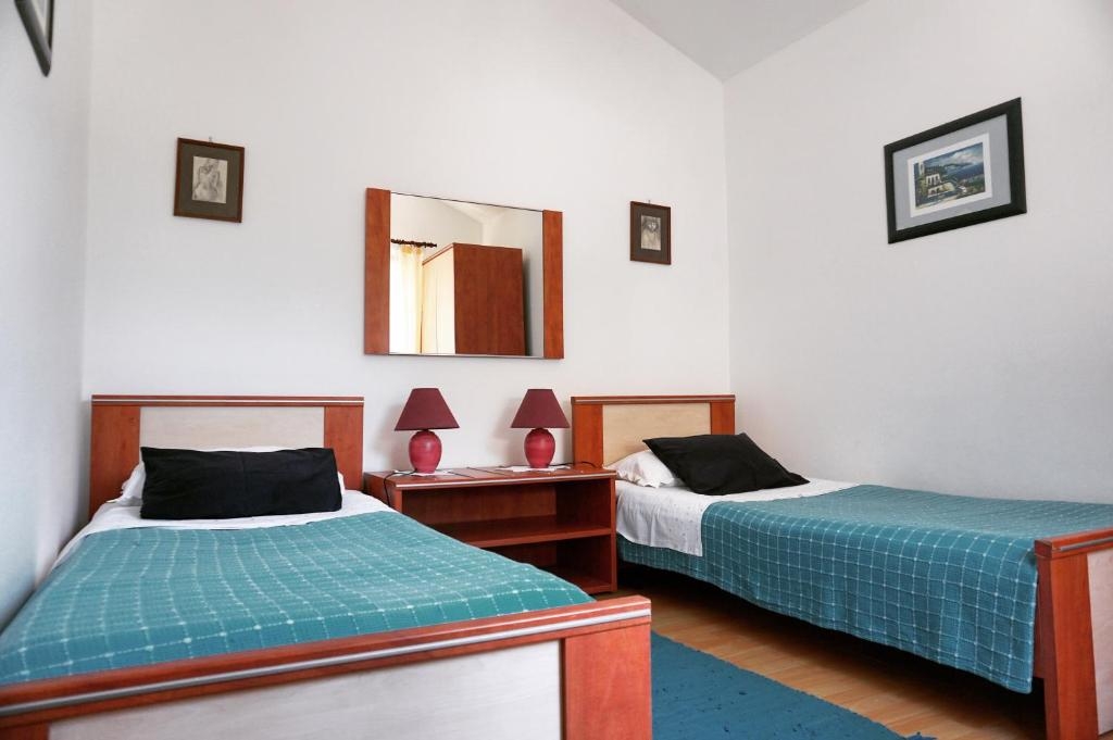 Two bedroom apartment with terrace Valbandon, Fažana  A-a