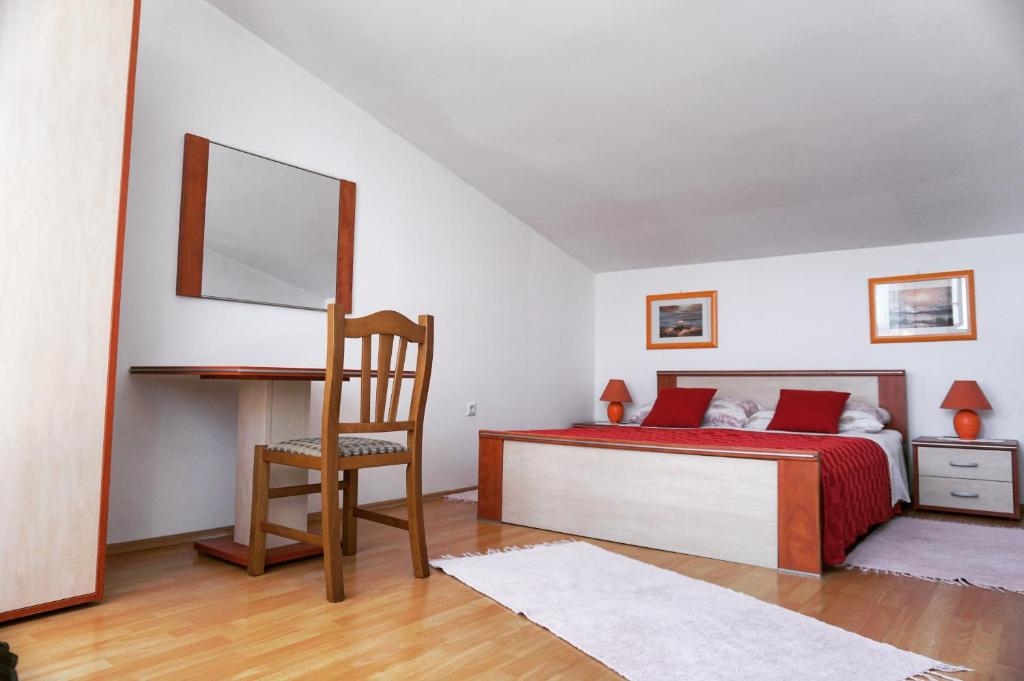 Two bedroom apartment with terrace Valbandon, Fažana  A-a