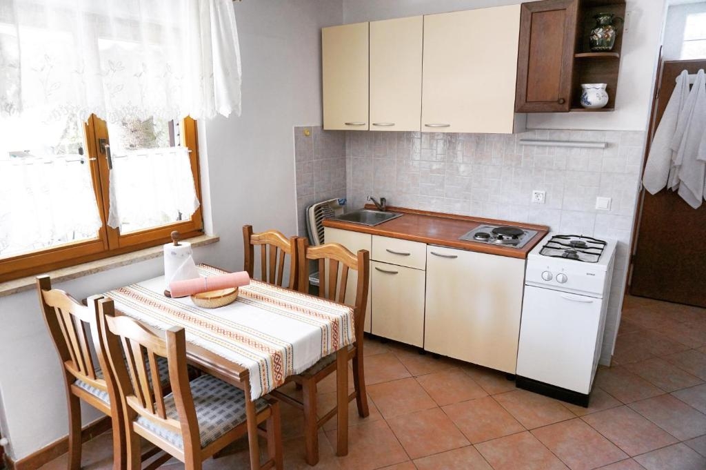 Two bedroom apartment with terrace Valbandon, Fažana  A-a