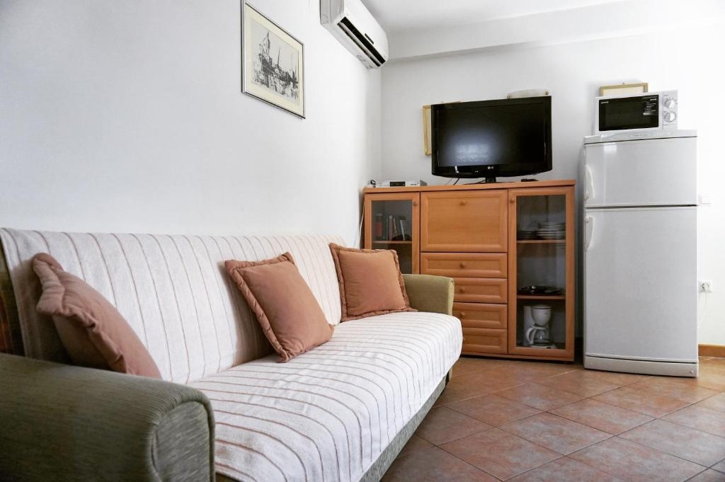 Two bedroom apartment with terrace Valbandon, Fažana  A-a