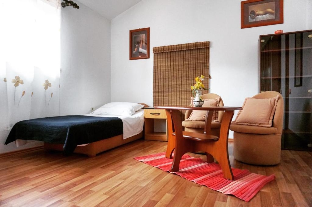 One bedroom apartment with terrace Valbandon, Fažana  A-b