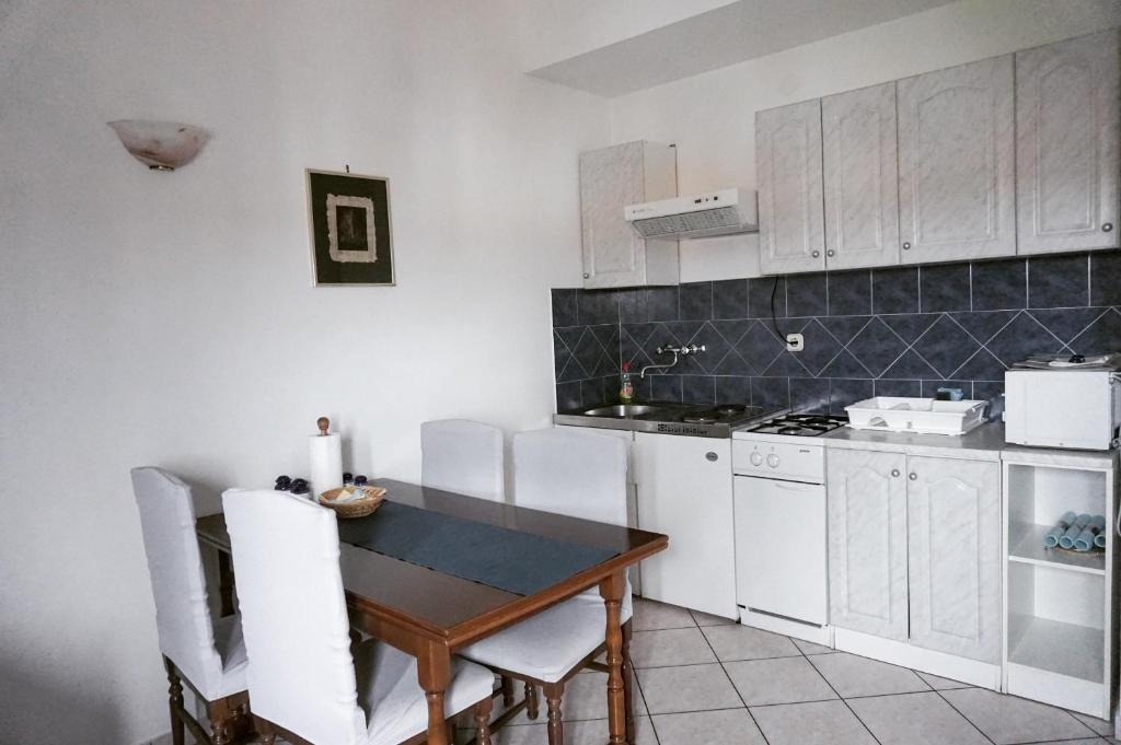 One bedroom apartment with terrace Valbandon, Fažana  A-b