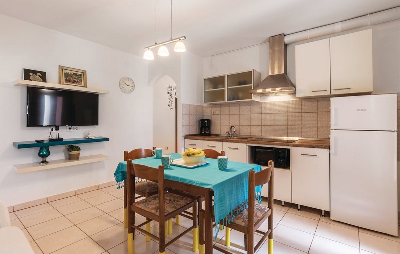 Two bedroom apartment with terrace Valbandon, Fažana (A-7227-a)