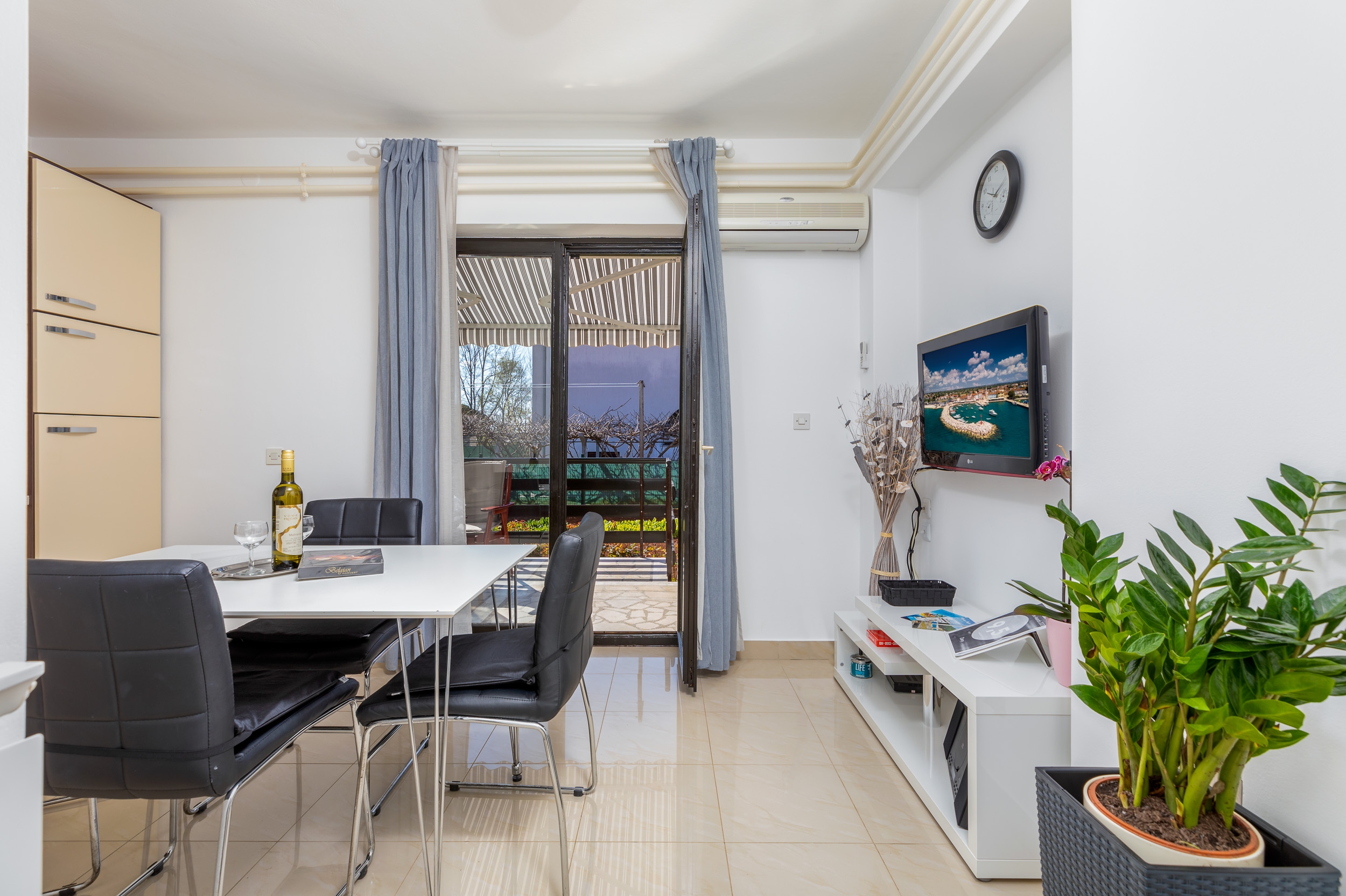 Two bedroom apartment with terrace Valbandon, Fažana (A-7239-a)