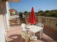 Terrasse Ližnjan, Terrasse dans l’hébergement en type studio-apartment, avec la vue sur la mer, animaux acceptés et WiFi.