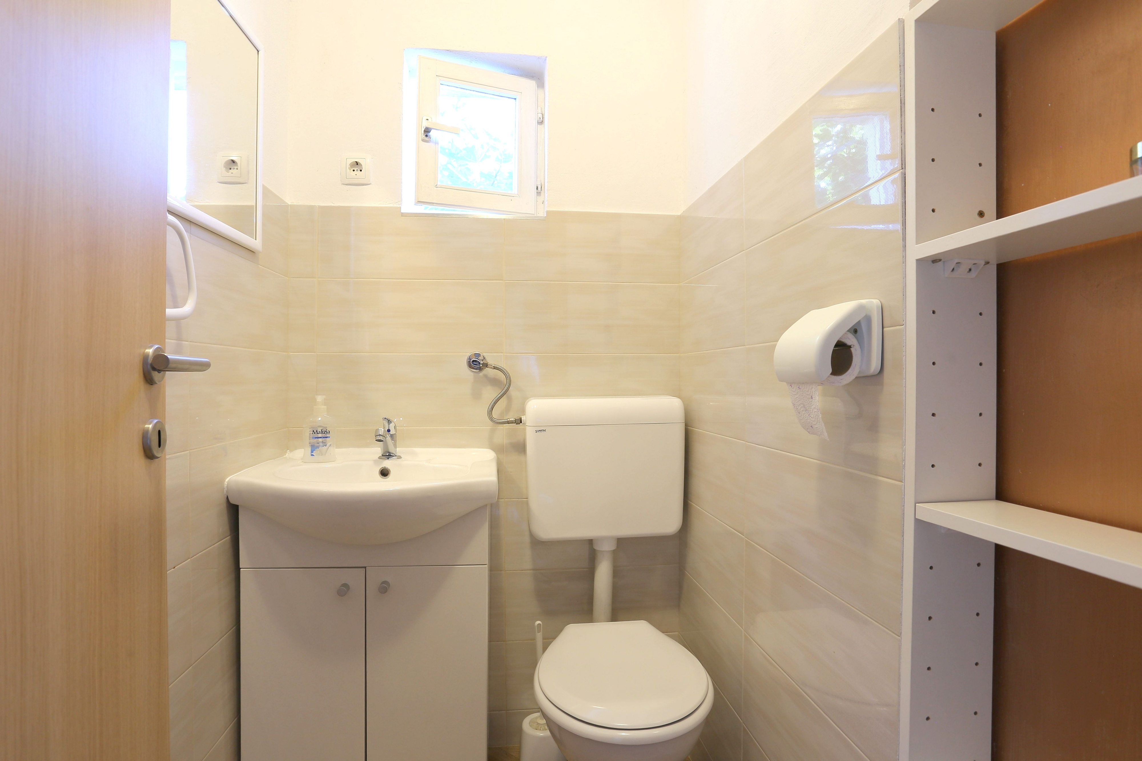 One bedroom apartment near beach Slatine, Čiovo  A-b