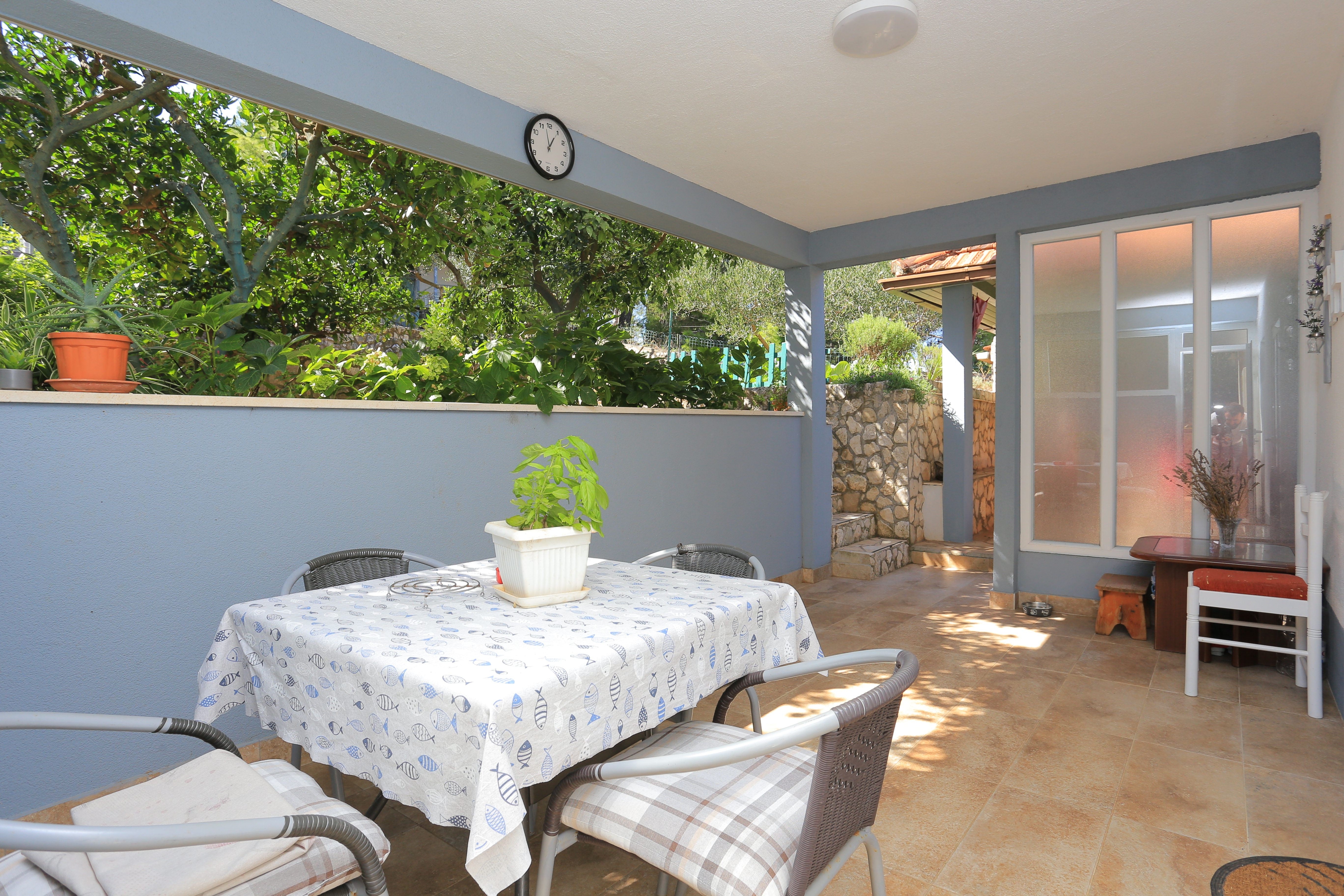 One bedroom apartment near beach Slatine, Čiovo  A-b