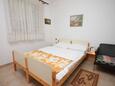 Ložnice Pomer, Ložnice v ubytování typu apartment, s klimatizací, domácí mazlíčci povoleni a WiFi.