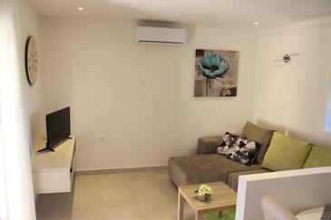 Valbandon, Sala de estar in the apartment, air condition available y WiFi.