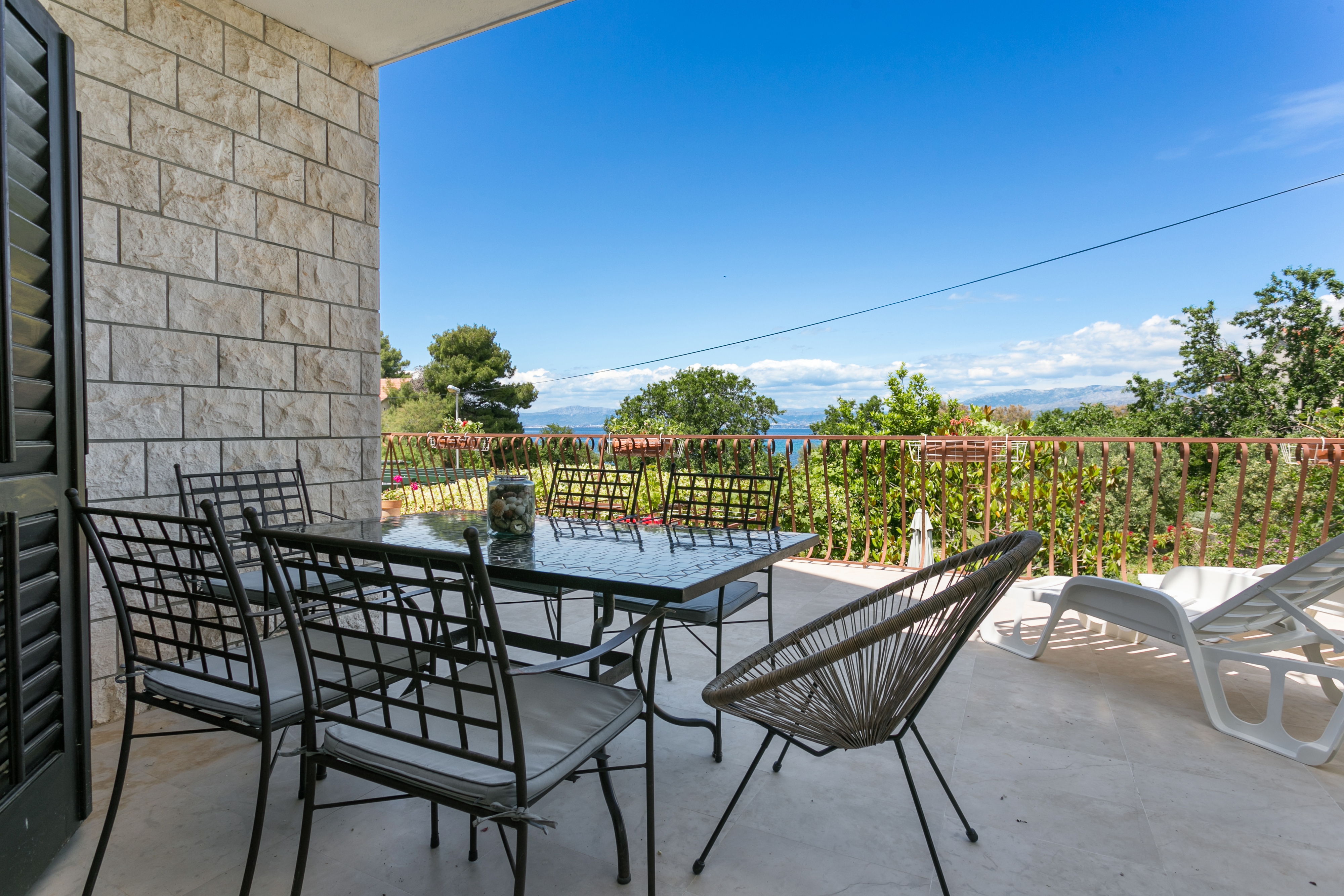 Three bedroom apartment with terrace and sea view Mirca, Brač  A-a