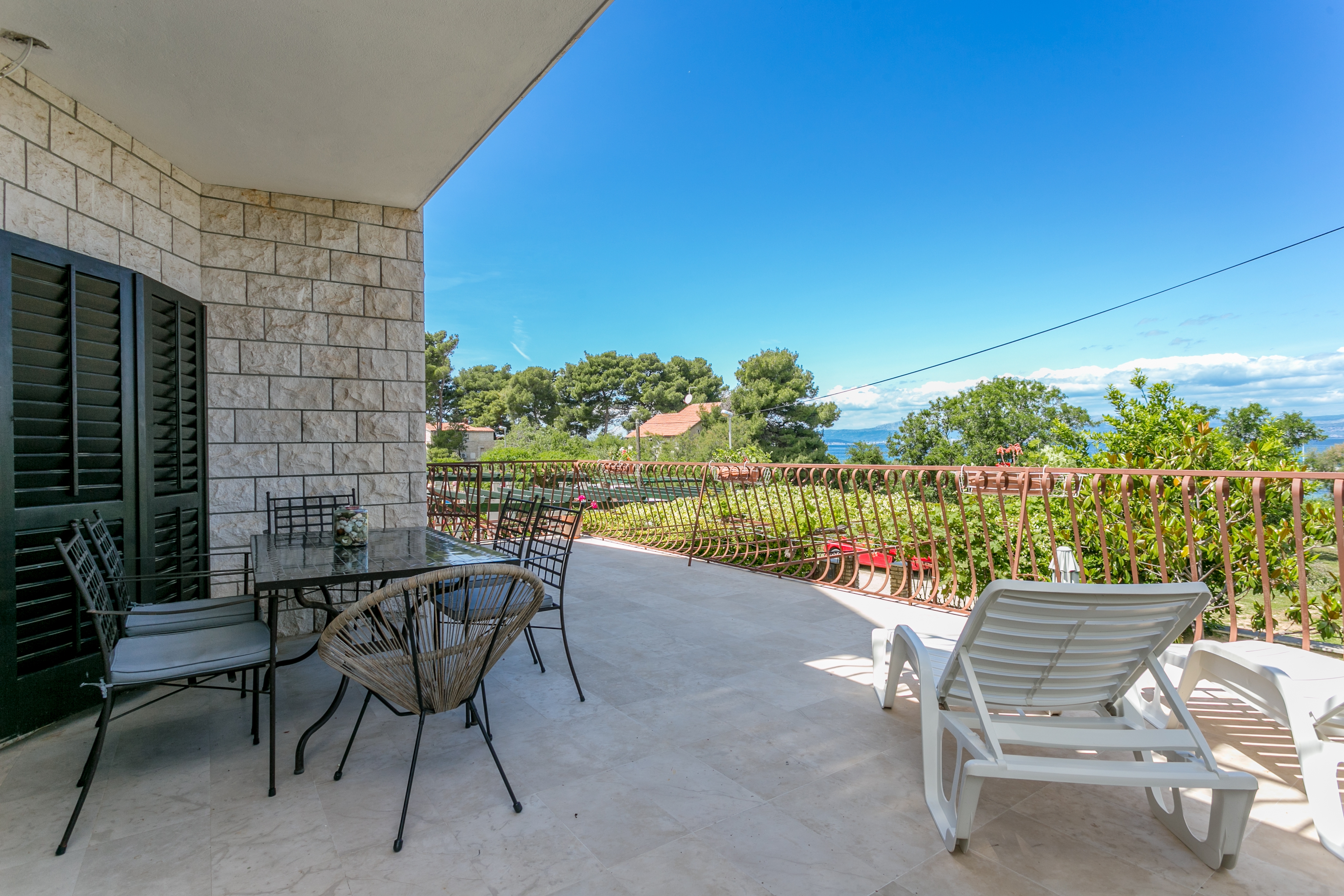 Three bedroom apartment with terrace and sea view Mirca, Brač  A-a