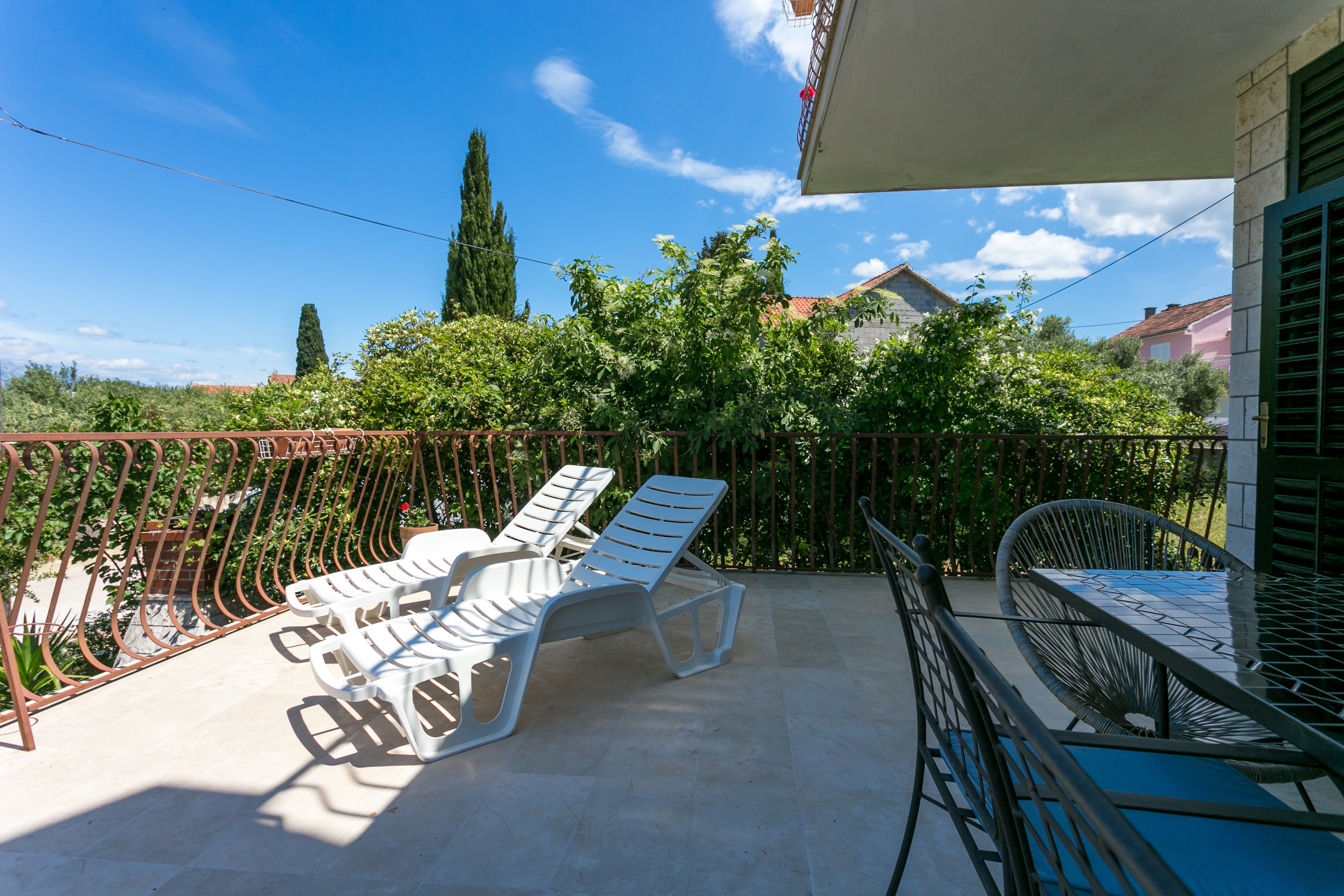 Three bedroom apartment with terrace and sea view Mirca, Brač  A-a