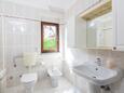 Salle de bain Pješčana Uvala, Salle de bain dans l’hébergement en type apartment, animaux acceptés et WiFi.