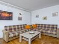 Štinjan, Living room in the apartment, air condition available, (pet friendly) and WiFi.