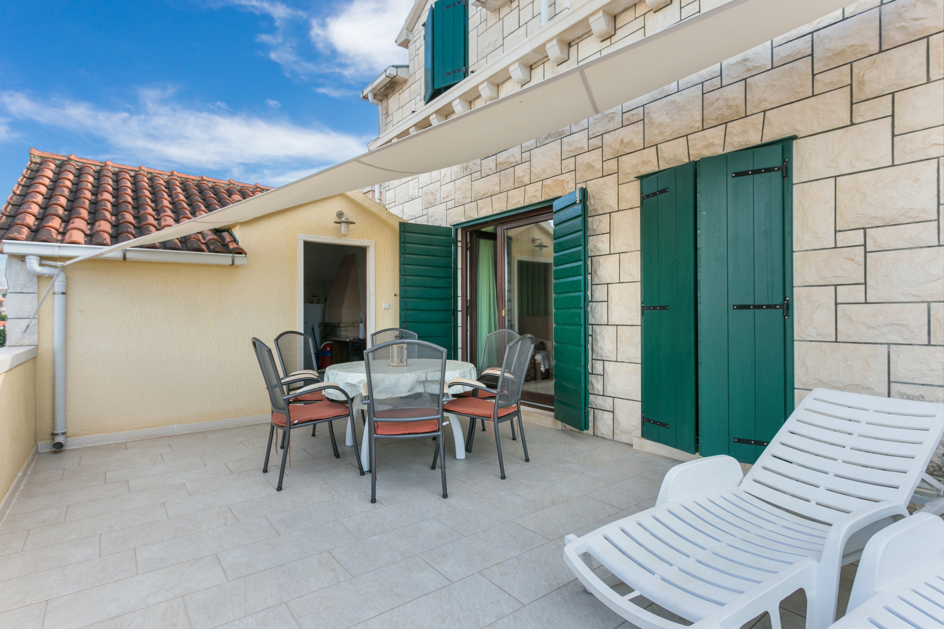 Three bedroom apartment with terrace and sea view Postira, Brač  A-b