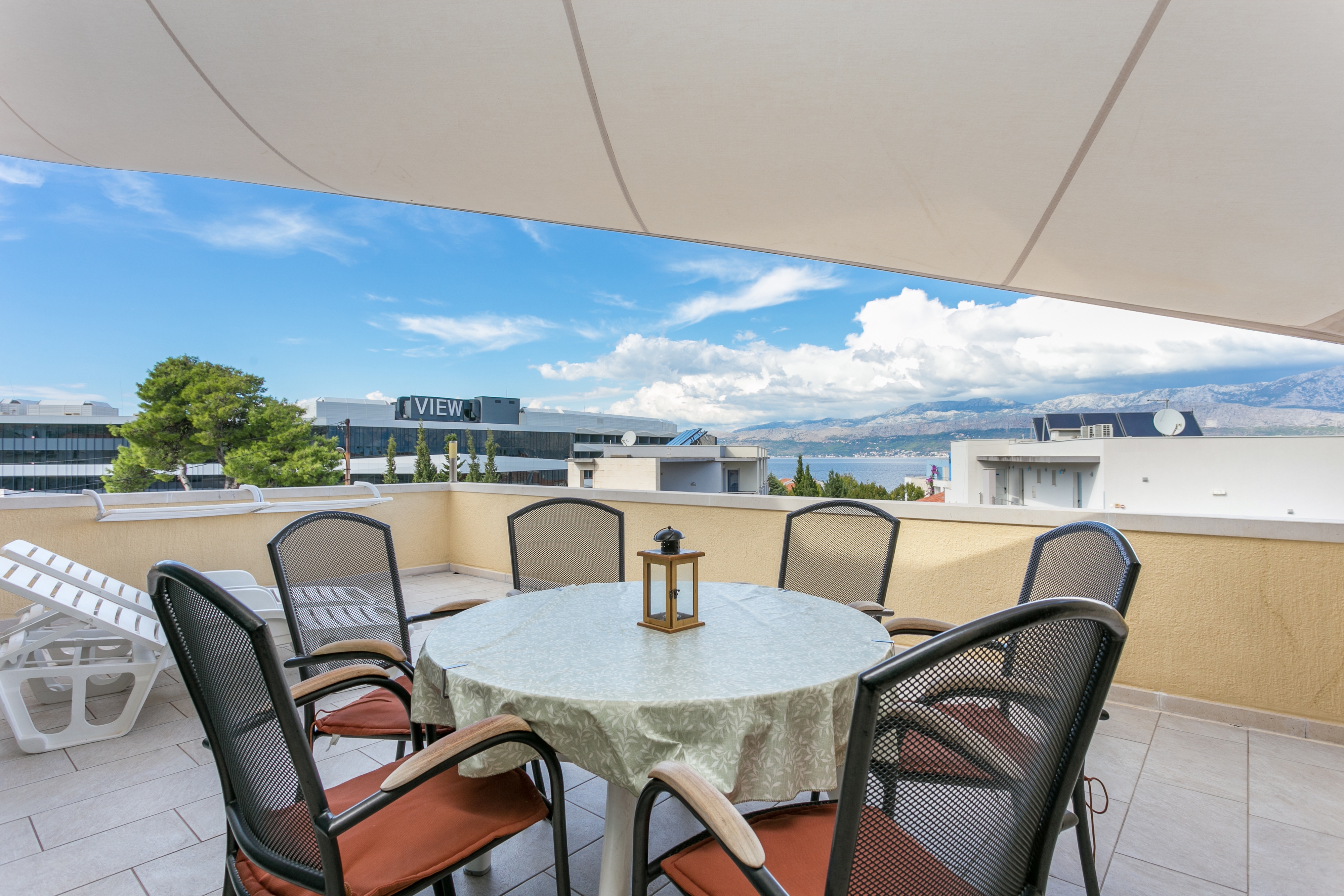 Three bedroom apartment with terrace and sea view Postira, Brač  A-b