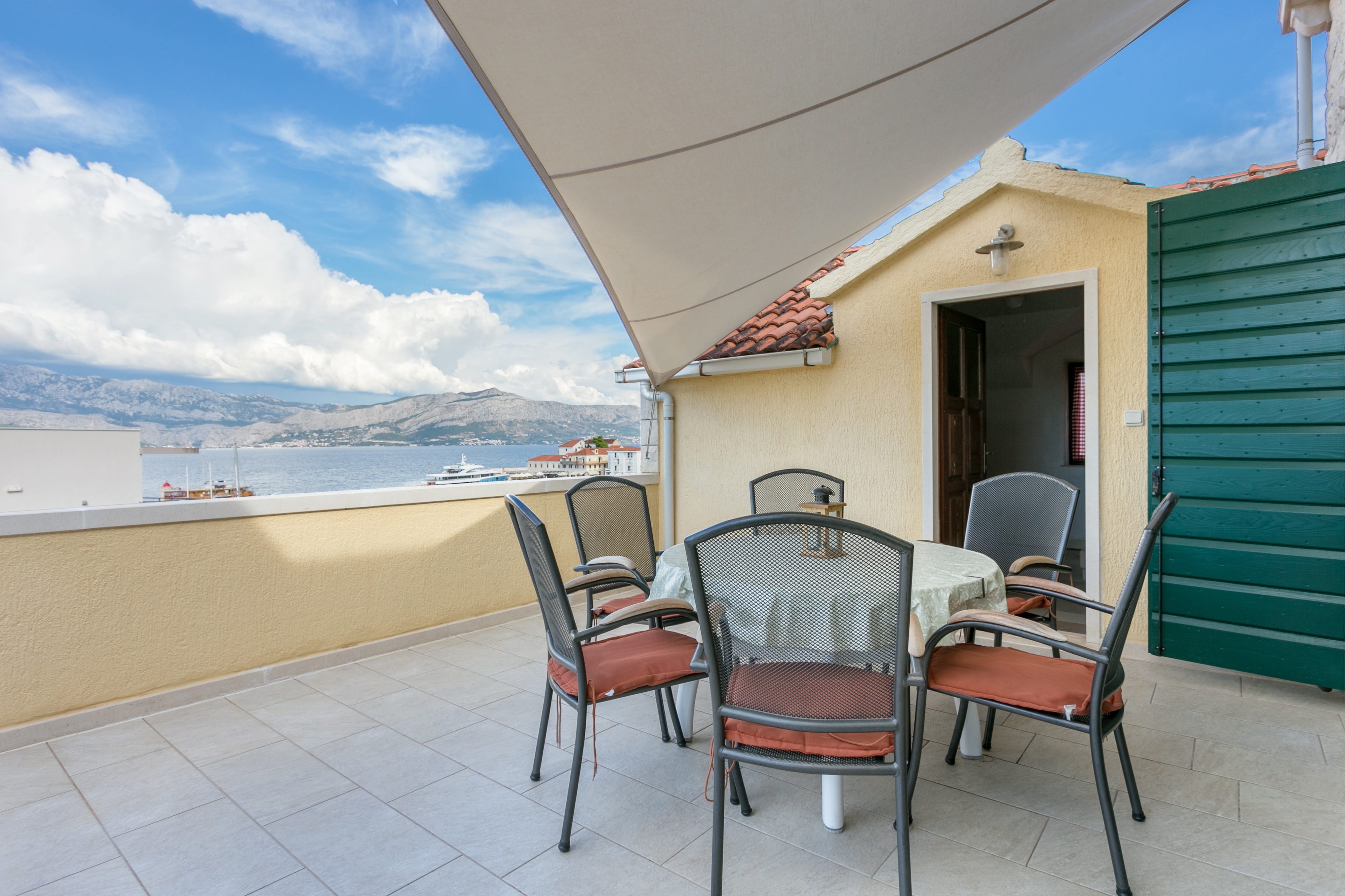 Three bedroom apartment with terrace and sea view Postira, Brač  A-b