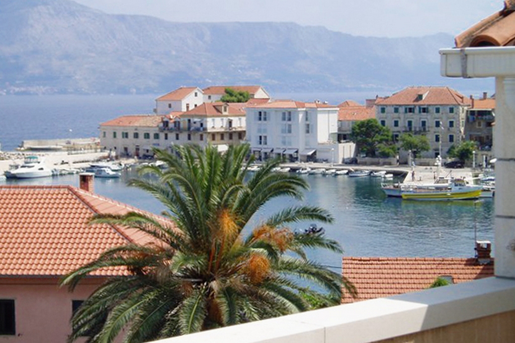 Three bedroom apartment with terrace and sea view Postira, Brač  A-b