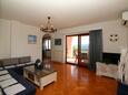 Rabac, Sala de estar in the apartment, air condition available y WiFi.