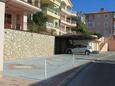 Rabac, Labin, Parking 7429 - Appartement avec une plage de galets.