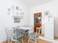 Sutivan, Sala da pranzo nell'alloggi del tipo apartment, animali domestici ammessi e WiFi.