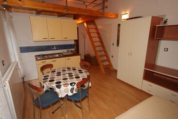 Manjadvorci, Dining room in the studio-apartment, WiFi.