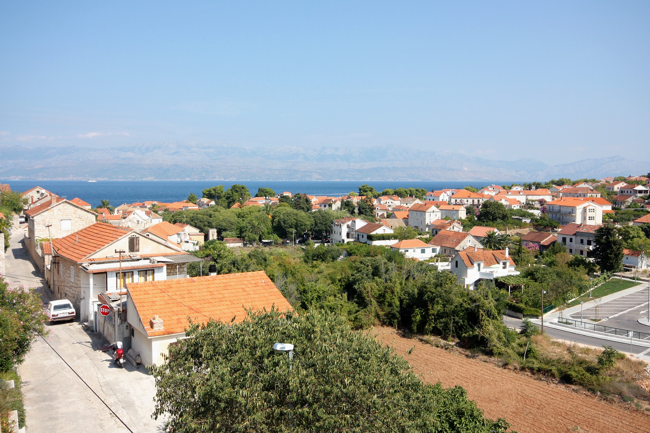 Dvosobni apartman s terasom i pogledom na more Sutivan, Brač  A-a