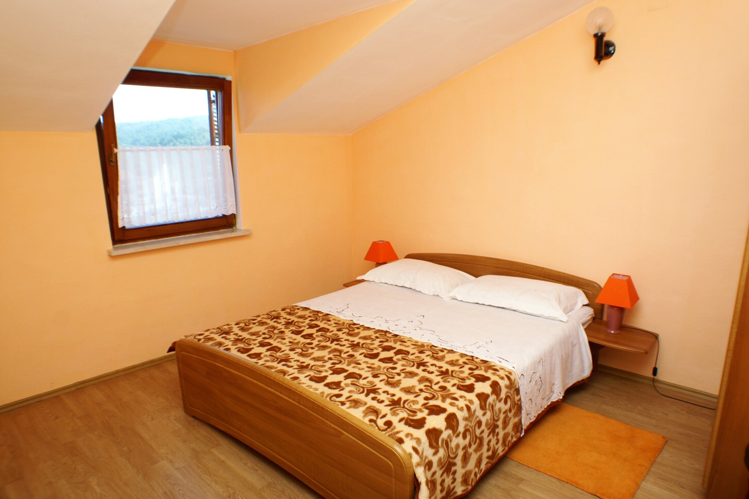 Dvosobni apartman s terasom i pogledom na more Sutivan, Brač  A-a