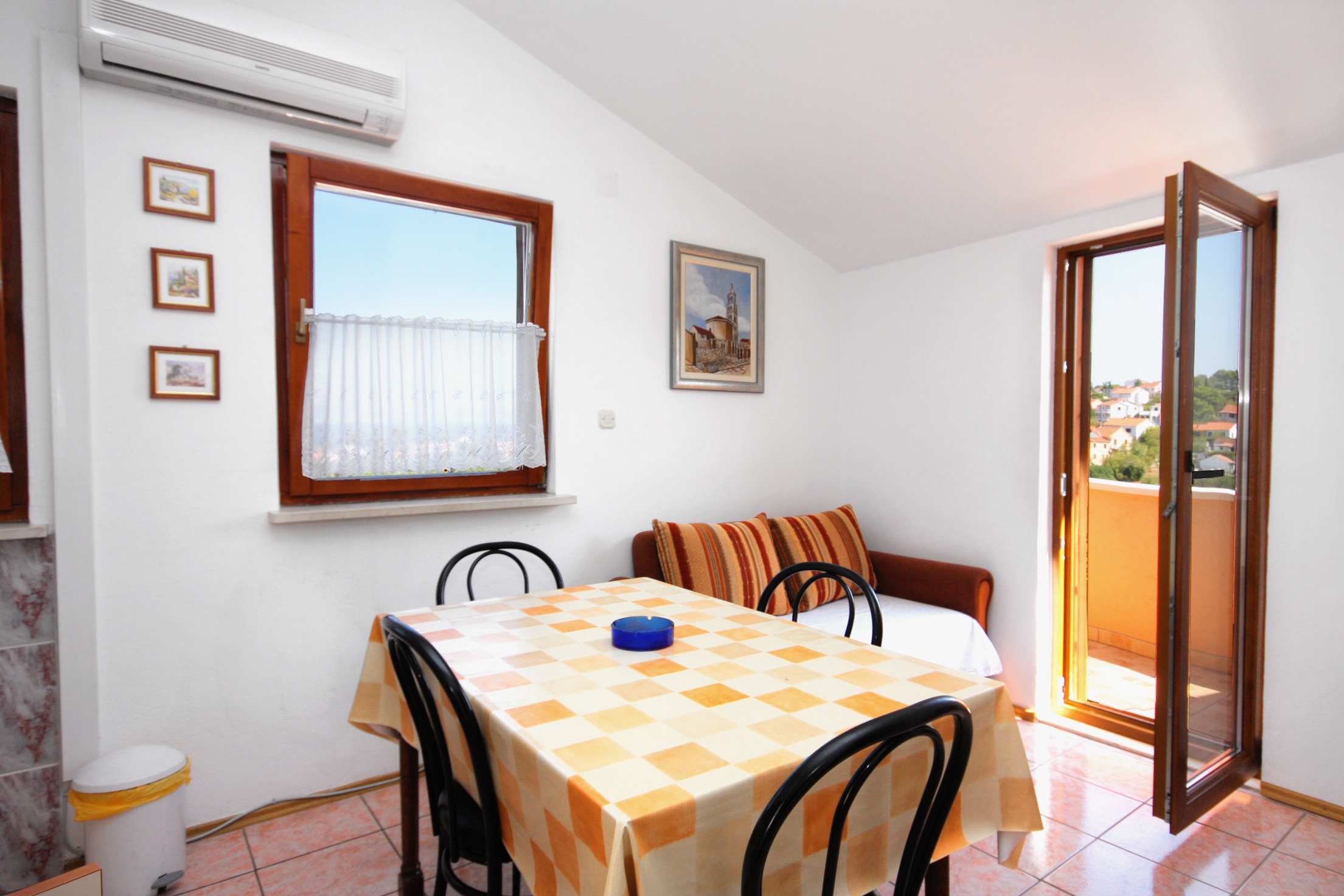 Dvosobni apartman s terasom i pogledom na more Sutivan, Brač  A-a