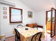 Sutivan, Dining room in the apartment, air condition available and WiFi.