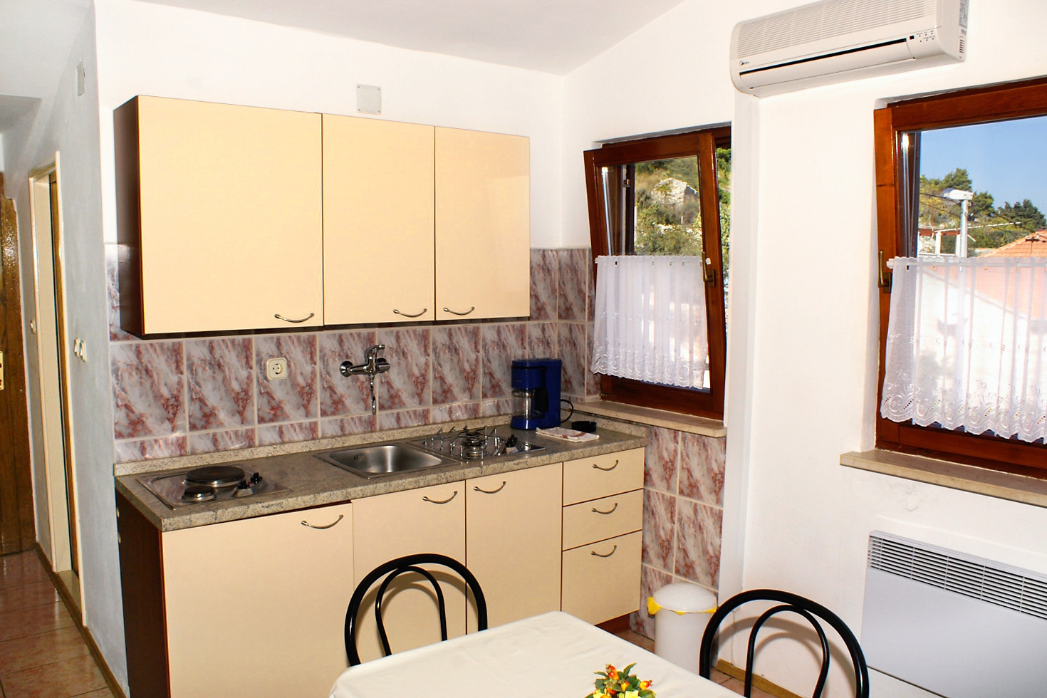 Dvosobni apartman s terasom i pogledom na more Sutivan, Brač  A-a
