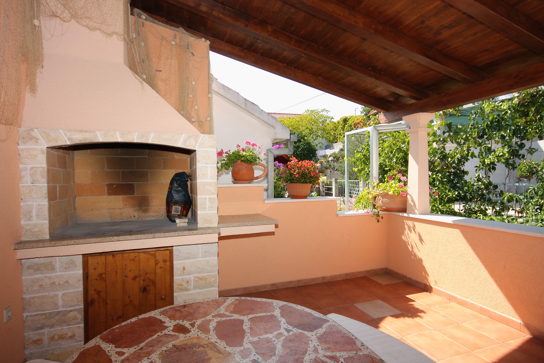 Dvosobni apartman s terasom i pogledom na more Sutivan, Brač  A-a